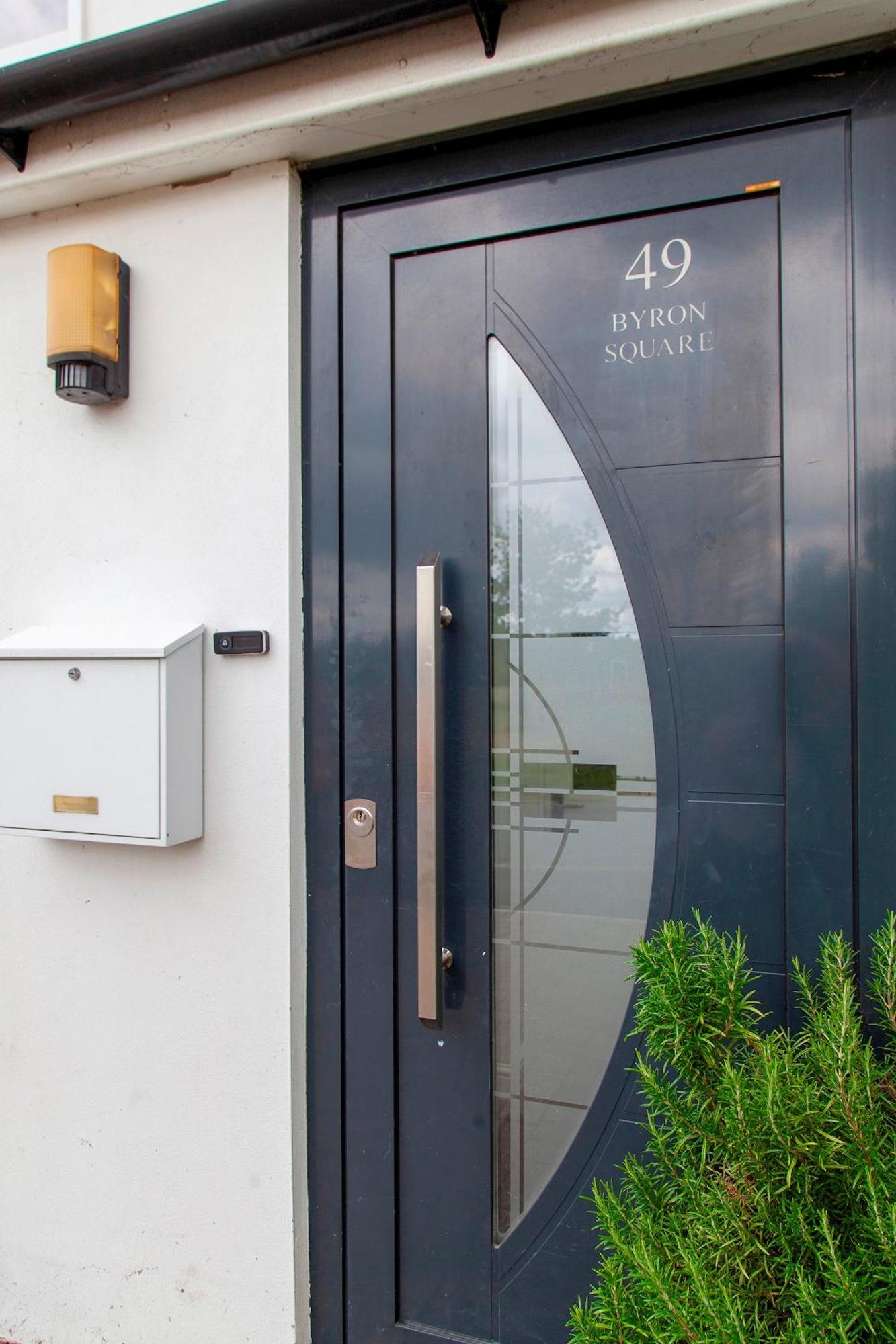 Pass The Keys 49 Byron Square Modern And Spacious 3 Bed Home With Free Parking CBG Екстериор снимка